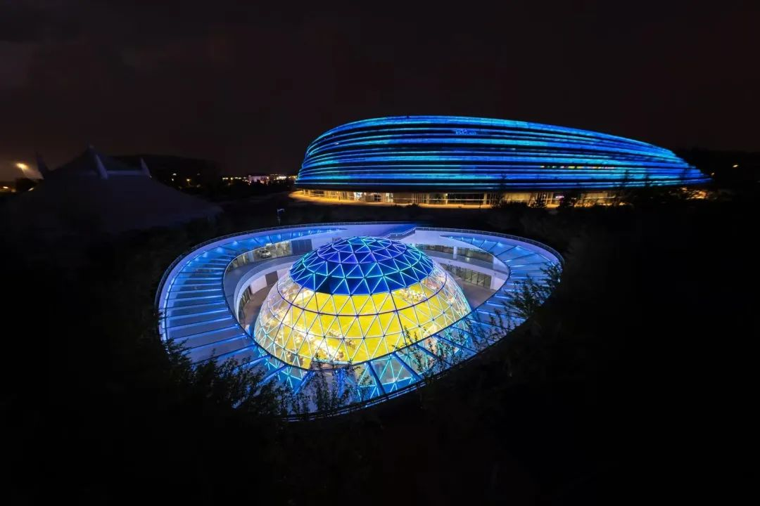 全球首个，正式启用！金沙990LED炫彩点亮“熊猫眼”